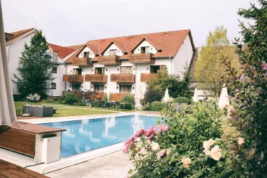 Hausansicht hinten Außenpool