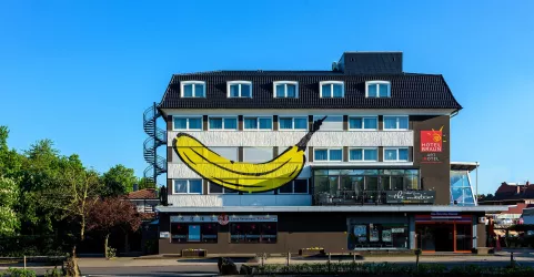 20160508_190922_Hotelfassade mit Banane-Bearbeitet