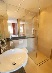 deluxe-zimmer-bathroom-001