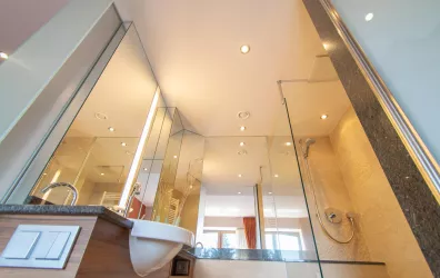 deluxe-zimmer-bathroom-003