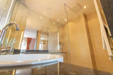 deluxe-zimmer-bathroom-002