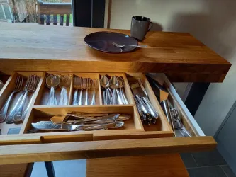 Theke mit Besteckschublade