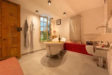 Bad mit freistehender Badewanne (© GG Kübler + Kübler GbR)