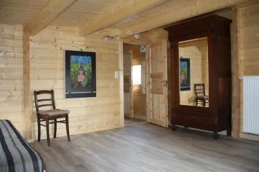 Schlafzimmer 3_Schreibecke und Schrank (© Pia Neumann)