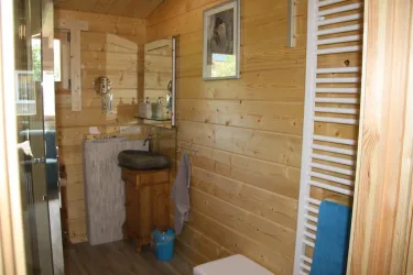 Bad 1-Dusche, WC, Waschbecken, Urinal (© Pia Neumann)