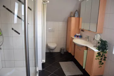 Badezimmer mit stilvoller Einrichtung