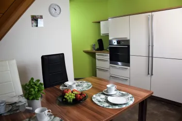 Küche mit Kühl- / Gefrierkombination