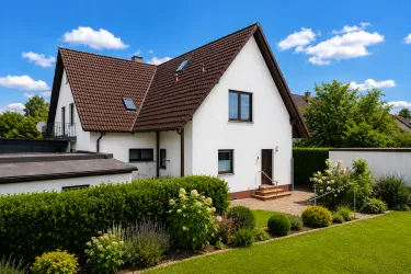 Ein modernes Ferienhaus, umgeben von gepflegten Gärten.