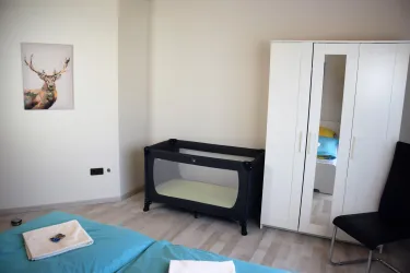 Schlafzimmer 1 mit Kinderbett