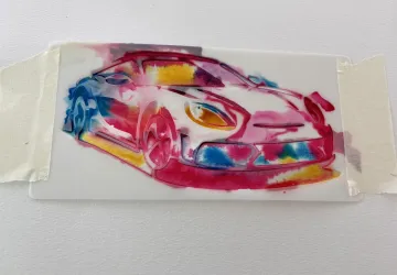 Ein farbenfrohes Kunstwerk eines Autos in leuchtenden Pink- und Blautönen. Die Darstellung ist dynamisch und modern.