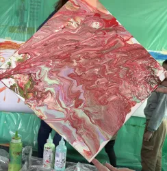 Ein großformatiges, abstraktes Gemälde mit roten und pinken Farben. Die Farben verlaufen und vermischen sich auf der Leinwand.