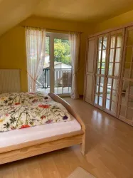Schlafzimmer in unserem neu errichteten Ferienhaus in der Talstraße 28 in Dörrenbach
Haus mit 100 qm Wohnfläche, 2 Schlafzimmer, Balkon, Terrasse, Bad und Dusche, große Küche.
Internetseite entsteht bald.
