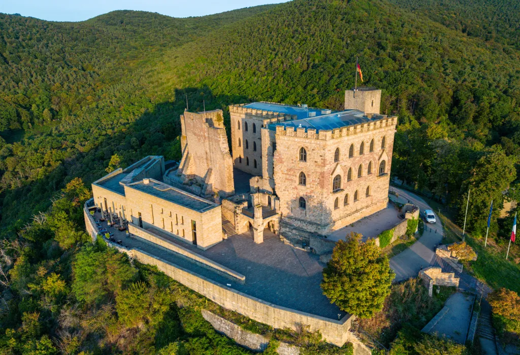 Sonnenaufgang im Herbst am Hambacher Schloss