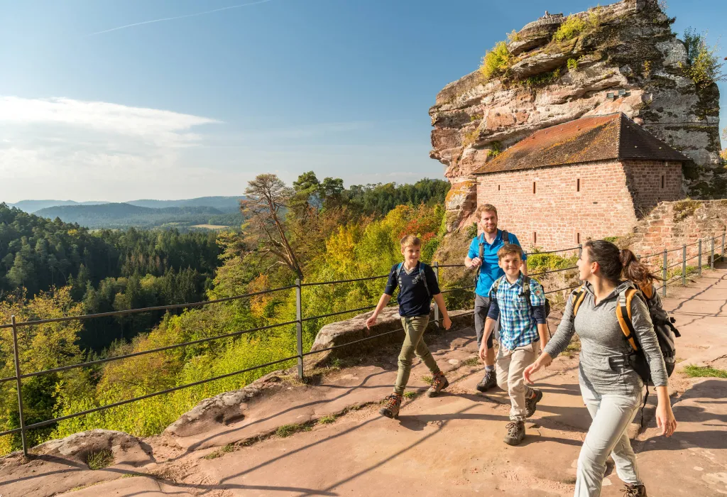 Wanderung mit der Familie über das Burgenmassiv Alt-Dahn in der Südwestpfalz