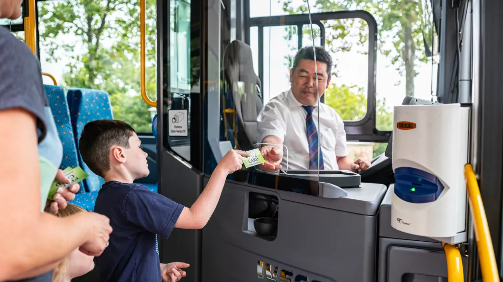 Eine Familie zeigt die Pfalzcard einem Busfahrer vor