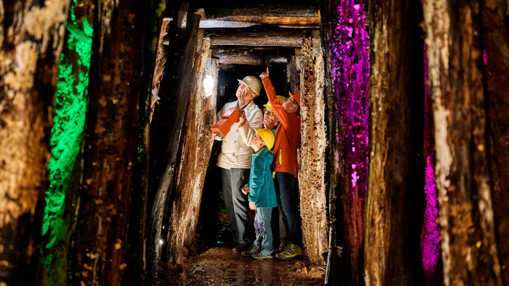 Familie steht im Schacht des Bergwerks