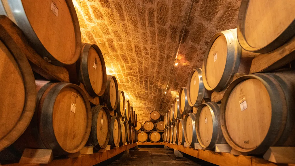 Weinfässer im Weinkeller