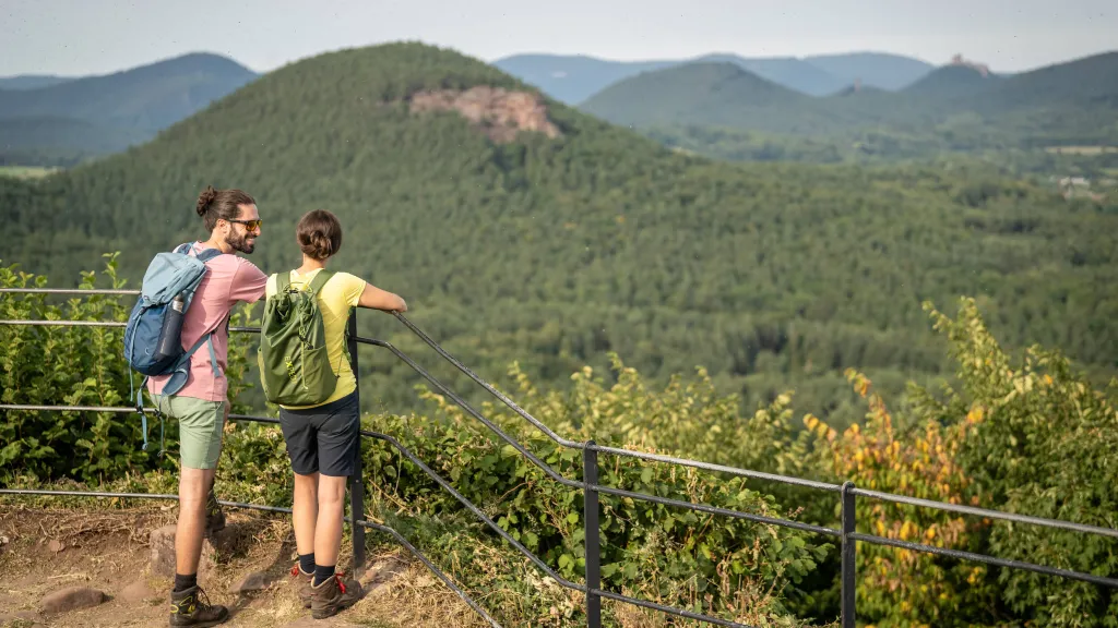 Ein Pärchen genießt den Ausblick von der Burgruine Lindelbrunn