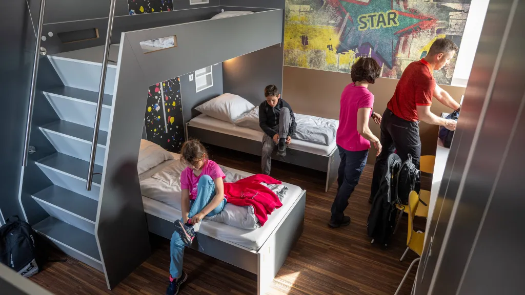 Familie bezieht ihr Zimmer in der Jugedherberge
