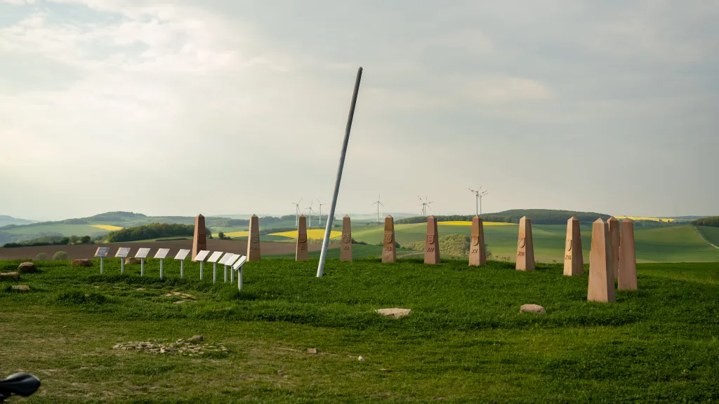 Sonnenuhr auf dem Reiserberg zur Rapsblüte