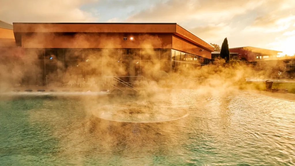 Außenbecken der Südpfalztherme im Nebel des Wasserdampfs