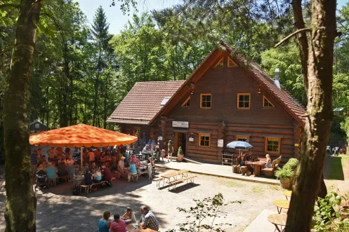 Fritz-Claus-Hütte mit Außenbestuhlung