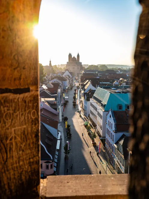 Blick vom Altpörtel auf die Maximilianstraße bei Sonnenaufgang