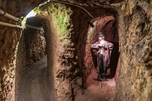 Einblick in den Besucherstollen mit Nachbau eines Bergarbeiters