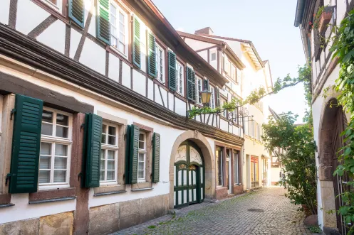 Fachwerkhaus mit grünen Fensterläden in der Mittelgasse in Neutadt