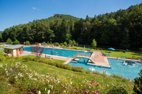 Schwimmbad von der Wiese aus fotografiert