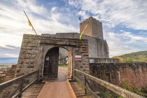 Eingangstor der Burg Landeck
