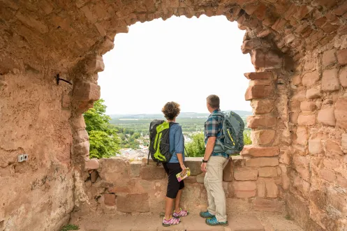 Sandsteinmauer mit großem Fenster und Weitblick