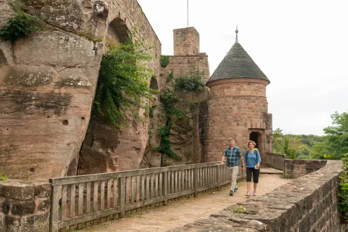 Seitenansicht der Burg Nanstein mit Sandsteinbrücke
