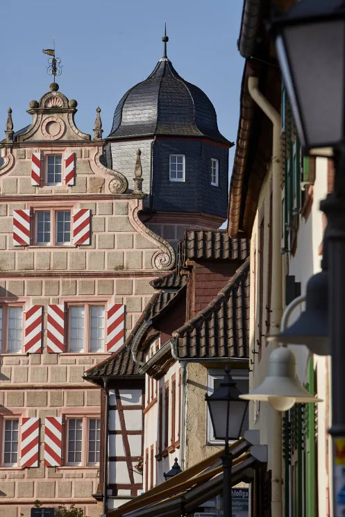 Fachwerkhaus mit roten Fensterläden und aufwendiger Verzierung