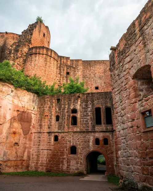 Innenanlage der Hardenburg aus rotem Sandstein