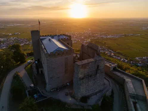 Die sonne geht über der Rheinebene auf. Das Hambacher Schloss liegt noch im Schatten