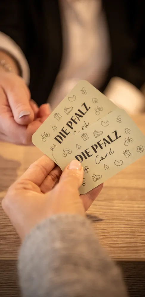 Zwei Pfalzcards werden an der Rezeption überreicht