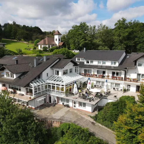 Hausansicht mit Kapelle Hausansicht mit Kapelle