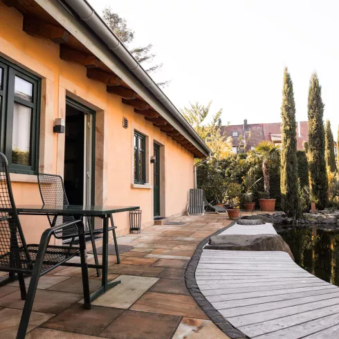 Schwimmteich mit Eingang Wohnungen Schwimmteich mit Eingang Wohnungen