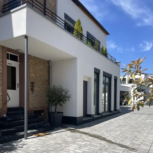 Herzlich willkommen in den Ferienapartments Ungeheuer! Hier verbindet sich Winzerflair mit modernem Ambiente und luxuriöser Ausstattung. Im gepflegten, großzügigen Innenhof steht Ihnen ein Parkplatz zur Verfügung.