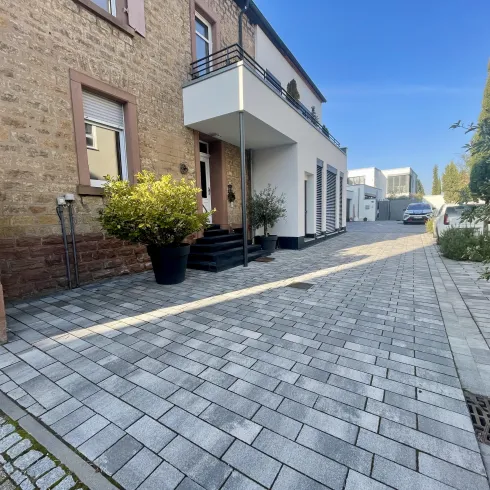 Herzlich willkommen in den Ferienapartments Ungeheuer! Hier verbindet sich Winzerflair mit modernem Ambiente und luxuriöser Ausstattung. Im gepflegten, großzügigen Innenhof steht Ihnen ein Parkplatz zur Verfügung.