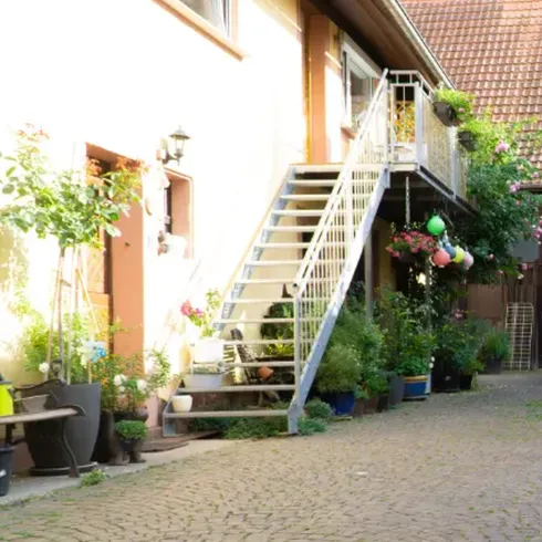 Treppenaufgang vom Innenhof zur Ferienwohnung