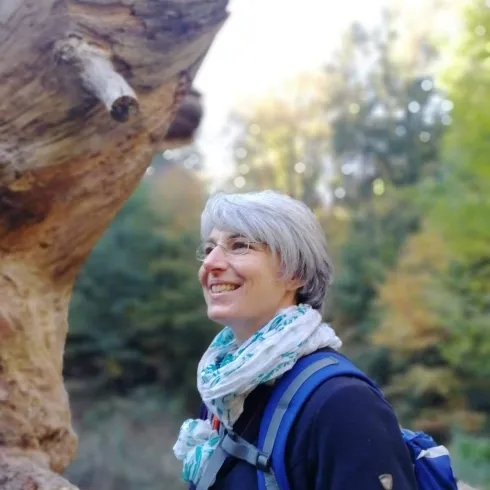 Britta Kollmann unter einem  Baum