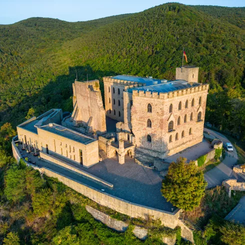 Sonnenaufgang im Herbst am Hambacher Schloss