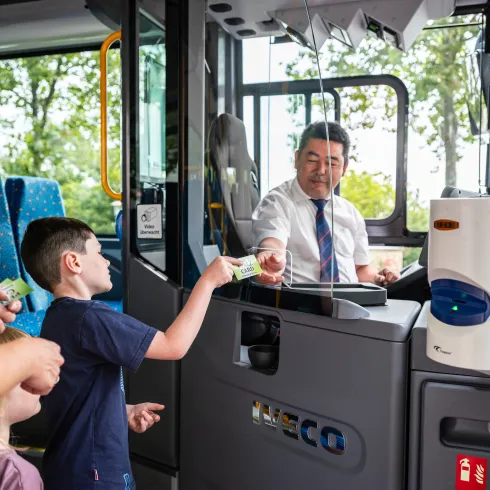Eine Familie zeigt die Pfalzcard einem Busfahrer vor