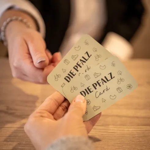 Zwei Pfalzcards werden an der Rezeption überreicht